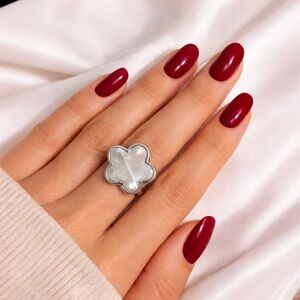 Silver Clover Mother of Pearl Ring Size 7.5 | Floral Statement Ring | Preloved